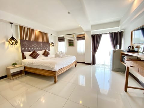 Deluxe Room | In-room safe, desk, iron/ironing board, rollaway beds