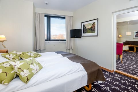 Suite | Pillowtop beds, desk, cribs/infant beds, free WiFi