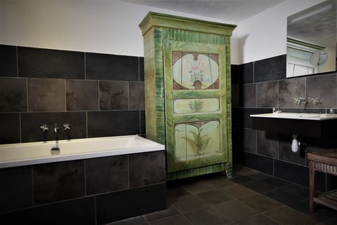 Prestige Suite for 2 people | Bathroom | Separate tub and shower, free toiletries, hair dryer, towels