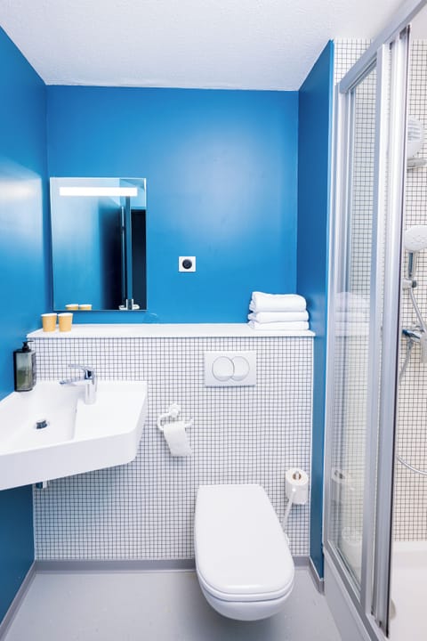 Shower, eco-friendly toiletries, towels