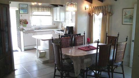 Apartment, 3 Bedrooms, Ocean View | In-room dining