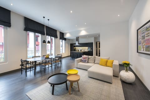 Studio Suite (King Gold) | Hypo-allergenic bedding, in-room safe, individually decorated