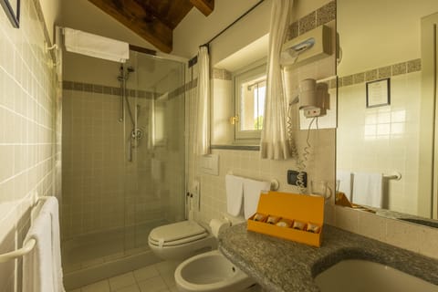 Junior Suite | Bathroom | Combined shower/tub, free toiletries, bathrobes, slippers