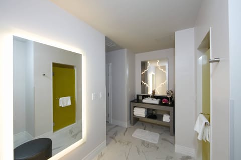 Junior Suite, 1 Bedroom, City View | Premium bedding, pillowtop beds, in-room safe, desk
