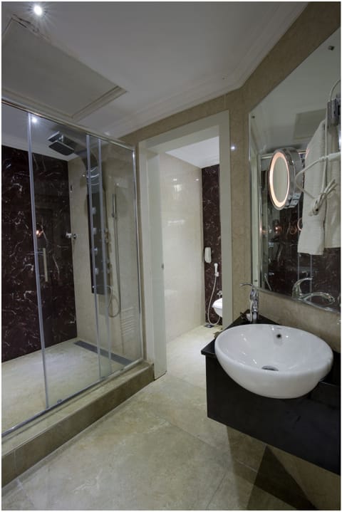 PGS Suite, City View | Bathroom | Free toiletries, hair dryer, bathrobes, towels