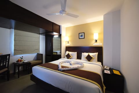 Premium Double or Twin Room, 1 Bedroom | In-room safe, desk, laptop workspace, soundproofing