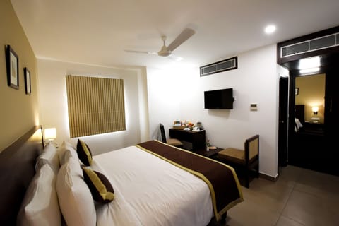 Deluxe Double or Twin Room, 1 Bedroom | In-room safe, desk, laptop workspace, soundproofing