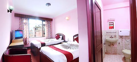 Comfort Twin Room, 2 Twin Beds, Private Bathroom, City View | 1 bedroom, premium bedding, in-room safe, desk