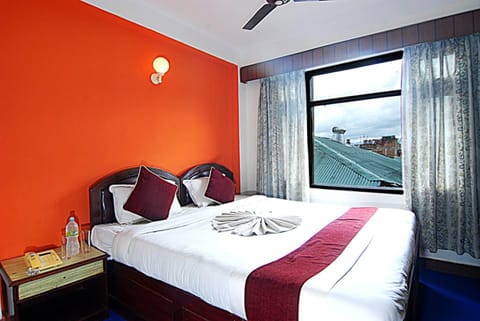 Deluxe Double Room, 1 King Bed, Smoking, City View | 1 bedroom, premium bedding, in-room safe, desk