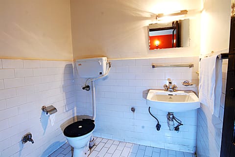Comfort Double Room, 1 King Bed, Non Smoking, City View | Bathroom | Shower, free toiletries, towels