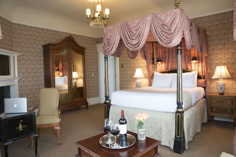 Junior Queen Suite | Premium bedding, pillowtop beds, in-room safe, individually decorated