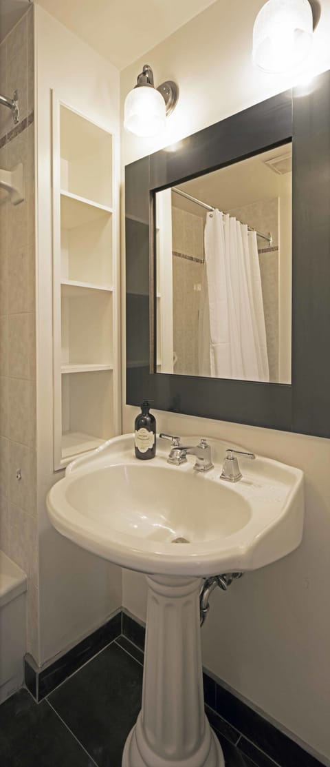 Traditional Room, 1 King Bed | Bathroom | Combined shower/tub, free toiletries, hair dryer, bathrobes