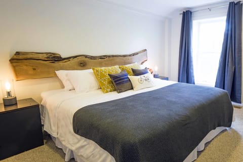 Traditional Room, 1 King Bed | Premium bedding, individually decorated, individually furnished