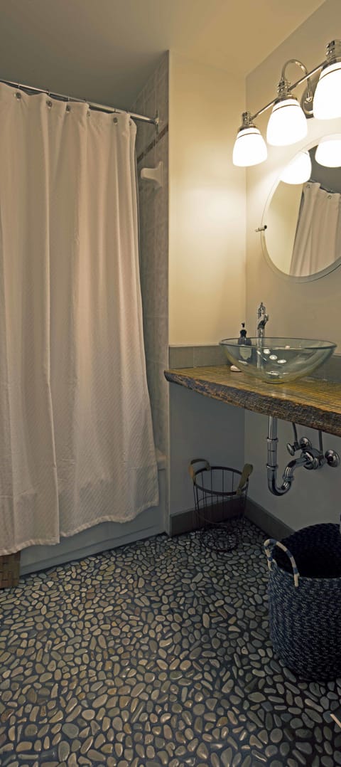 Traditional Room, 1 King Bed | Bathroom | Combined shower/tub, free toiletries, hair dryer, bathrobes