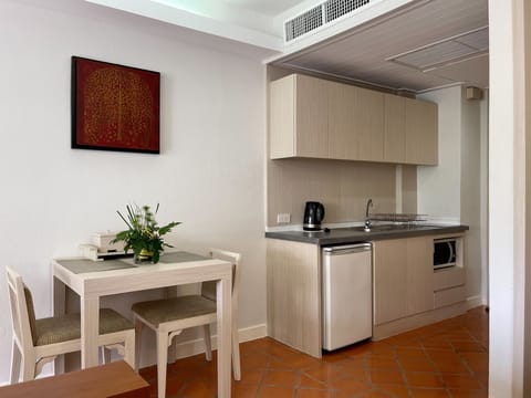 Suite (Studio) | Private kitchen | Full-size fridge, microwave, stovetop, electric kettle