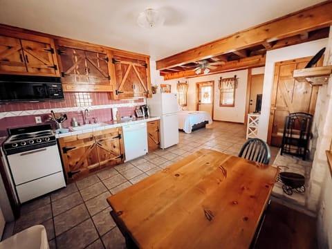 Stonewall | Iron/ironing board, free WiFi, bed sheets