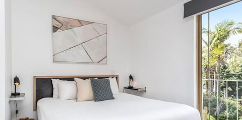 Suite | Premium bedding, desk, laptop workspace, free WiFi