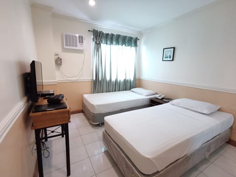 Basic Twin Room | In-room safe, desk, rollaway beds, free WiFi
