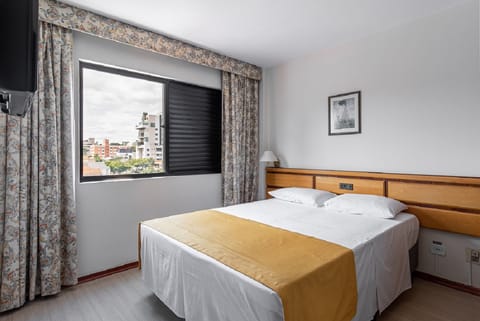 Apartamento Luxo Duplo Casal | 1 bedroom, minibar, in-room safe, desk