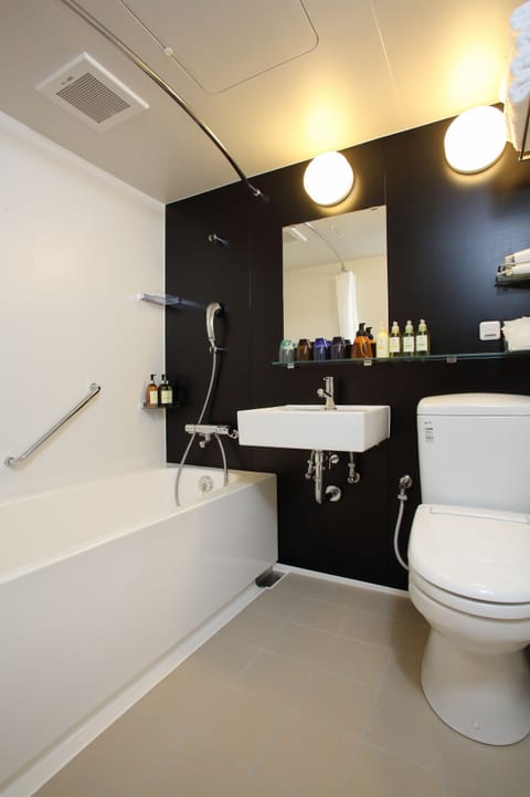 Combined shower/tub, deep soaking tub, free toiletries, hair dryer