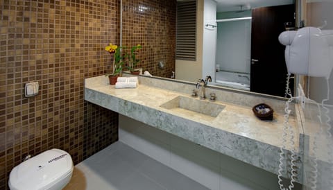 Suite Presidente | Bathroom | Free toiletries, hair dryer, towels