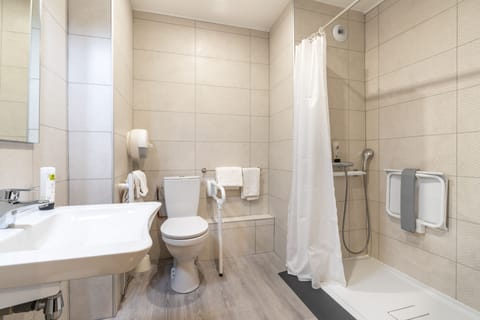 Superior Triple Room, Garden View | Bathroom | Free toiletries, hair dryer, towels