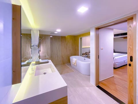 Family Suite, 2 Bedrooms | Bathroom | Free toiletries, hair dryer, bathrobes, slippers