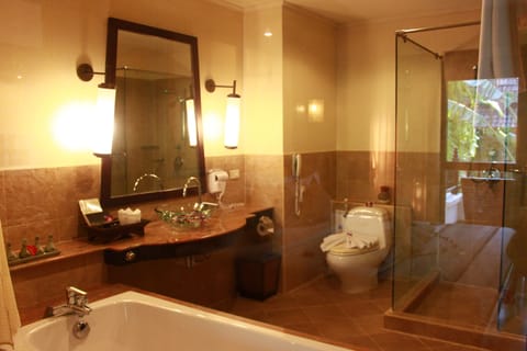 Deluxe Royal Wing | Bathroom | Separate tub and shower, jetted tub, rainfall showerhead