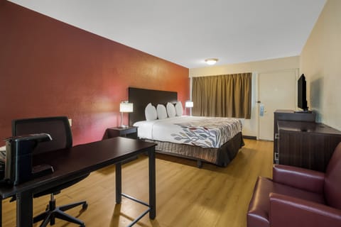 Superior Room, 1 King Bed, Non Smoking | Blackout drapes, free cribs/infant beds, free WiFi, bed sheets