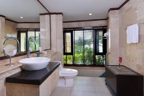 Sea View Deluxe Jacuzzi | Bathroom | Free toiletries, hair dryer, bathrobes, slippers