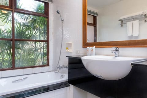 Villa budget | Bathroom | Shower, hair dryer, towels, soap