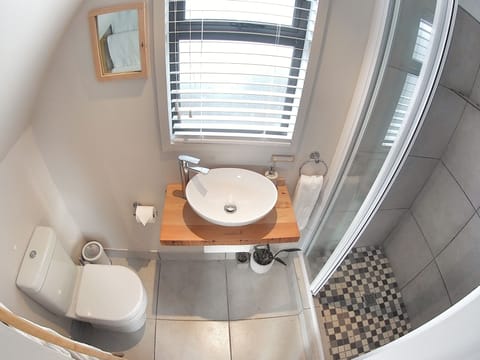 Design Cabin | Bathroom | Shower, hair dryer, towels, soap