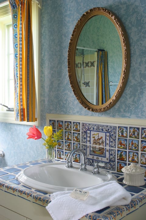 Renoir | Bathroom sink