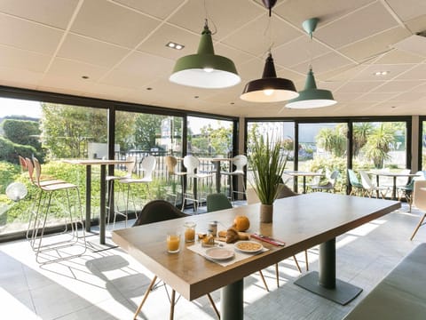 Breakfast, lunch, dinner served; French cuisine, pool views