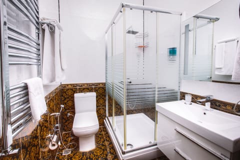 Business Twin Room, 1 Bedroom, Courtyard View | Bathroom | Combined shower/tub, jetted tub, free toiletries, bathrobes