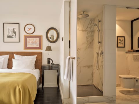 Deluxe Room (Nikolai) | Bathroom | Free toiletries, hair dryer, towels, soap