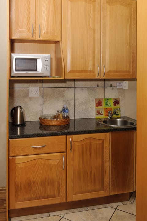 Full-size fridge, microwave, coffee/tea maker, electric kettle