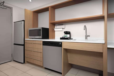 Full-size fridge, microwave, dishwasher, coffee/tea maker