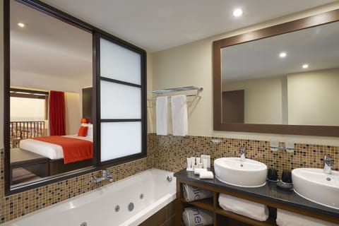 The Level Grand Suite | Bathroom | Free toiletries, hair dryer, bathrobes, towels