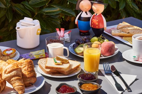 Daily buffet breakfast (EUR 11 per person)