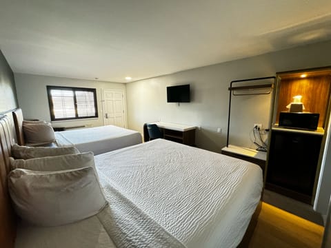 Deluxe Double Room, Multiple Beds, Non Smoking | Free WiFi, bed sheets