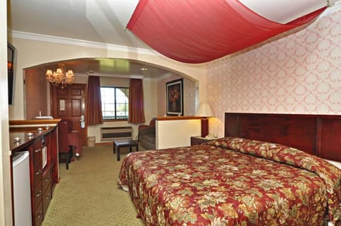 Deluxe Suite, 1 King Bed, Non Smoking | Desk, iron/ironing board, free WiFi, bed sheets