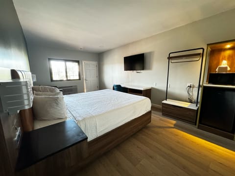 Deluxe Suite, 1 King Bed, Non Smoking | Free WiFi, bed sheets