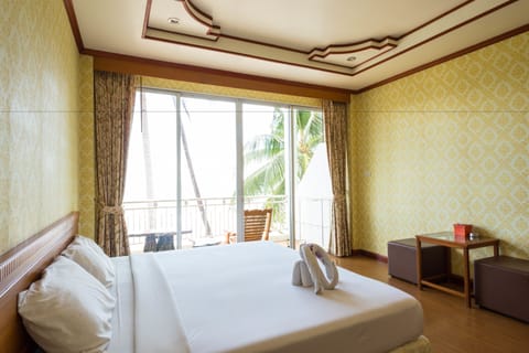 Deluxe Room, 1 King Bed, Ocean View, Sea Facing | In-room safe, desk, blackout drapes, rollaway beds