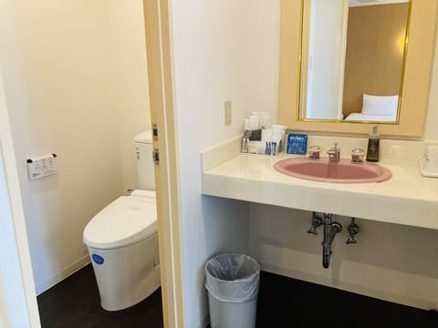 Family Room, Non Smoking (5 Single Beds) | Bathroom | Separate tub and shower, deep soaking tub, free toiletries, hair dryer