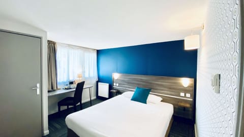 Standard Room, 1 Double Bed | Desk, blackout drapes, free WiFi, bed sheets