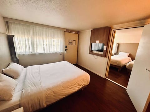 Premium bedding, desk, blackout drapes, soundproofing