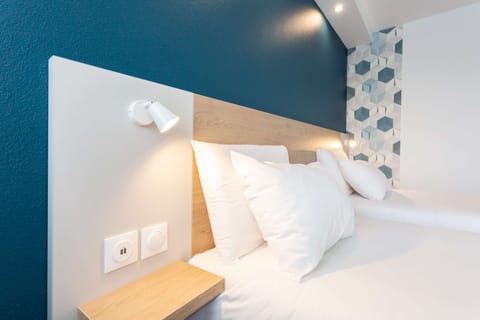 Standard Room, 2 Twin Beds | Premium bedding, individually decorated, desk, laptop workspace