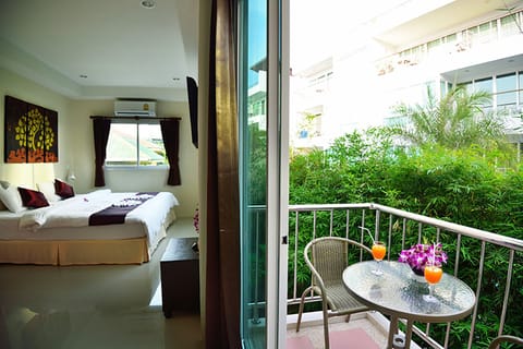 Grand Deluxe Double or Twin Room | Minibar, in-room safe, blackout drapes, free WiFi