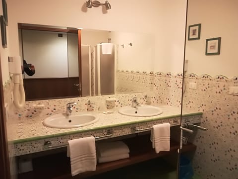 Standard Double or Twin Room | Bathroom | Shower, hair dryer, bidet, towels